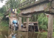 সেতু ভেঙে ট্রাক্টর খাদে, আহত ৬