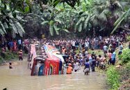 ট্রাকের সঙ্গে সংঘর্ষে পুকুরে পড়ল বাস, নিহত ৪