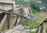 পিরোজপুরে বেইলি সেতু ভেঙে আলুবোঝাই ট্রাক খালে, যোগাযোগ বন্ধ