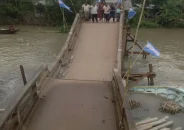 বানারীপাড়ায় বালুবোঝাই বাল্কহেডের ধাক্কায় সেতুর স্প্যান ধস, যোগাযোগ বন্ধ