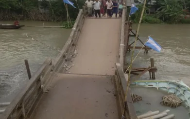 বানারীপাড়ায় বালুবোঝাই বাল্কহেডের ধাক্কায় সেতুর স্প্যান ধস, যোগাযোগ বন্ধ