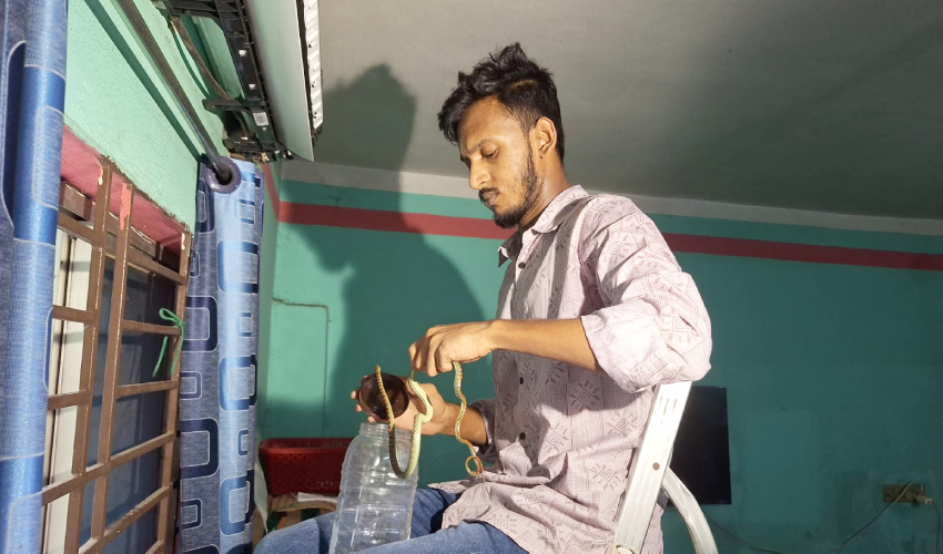 বরিশালে এসির ভেতর থেকে চারটি কালনাগিনী সাপ উদ্ধার