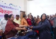 বিসিসির পক্ষ থেকে পরিচ্ছন্নতা কর্মীদেরকে রেইনকোট উপহার