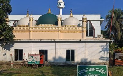 বাকেরগঞ্জে ৪০০ বছরের ঐতিহ্য বহন করছে মুগা খান জামে মসজিদ