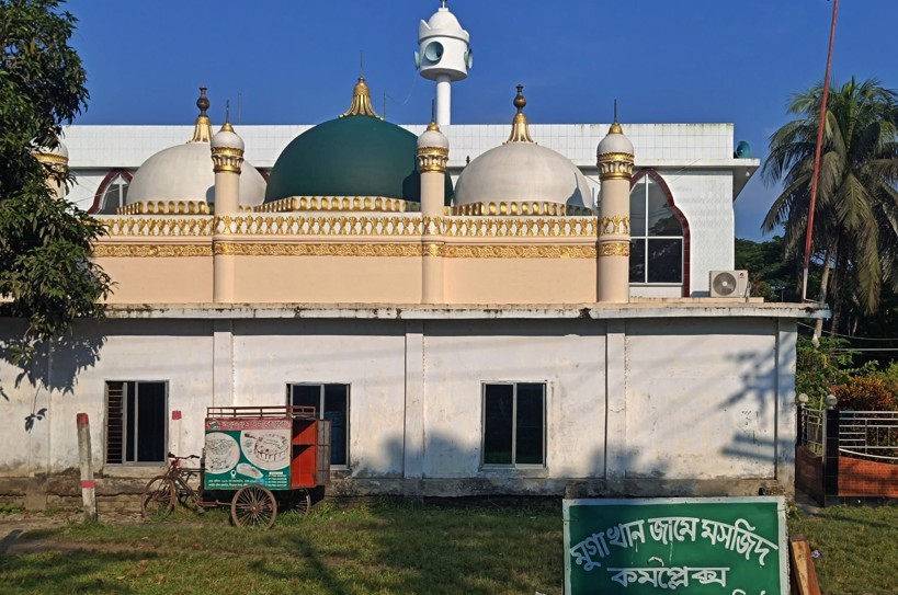 বাকেরগঞ্জে ৪০০ বছরের ঐতিহ্য বহন করছে মুগা খান জামে মসজিদ