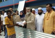 নাজিরপুরে জরাজীর্ণ ঘরে বসবাসকারী রহমানের পাশে দাঁড়ালেন এমপি মাসুদ সাঈদী