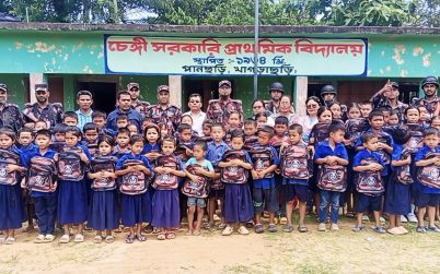 পাহাড়ি জনপদে বিজিবির অনন্য উদ্যোগ: লোগাং জোনের উদ্যোগে শিক্ষার্থীদের মাঝে স্কুল ব্যাগ বিতরণ