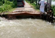 মঠবাড়িয়ায় সড়ক ভাঙনে ৫ গ্রাম বিচ্ছিন্ন,  চরম দুর্ভোগে পথচারী ও শিক্ষার্থীরা