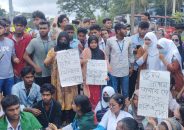 বরিশাল-ঢাকা মহাসড়ক অবরোধ ৬ দফা দাবিতে এইচএসসি পরীক্ষার্থীদের