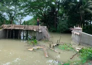 গৌরনদীতে ঢালাইয়ের পরপরই ধ্বসে পড়লো ব্রিজের পাটাতন
