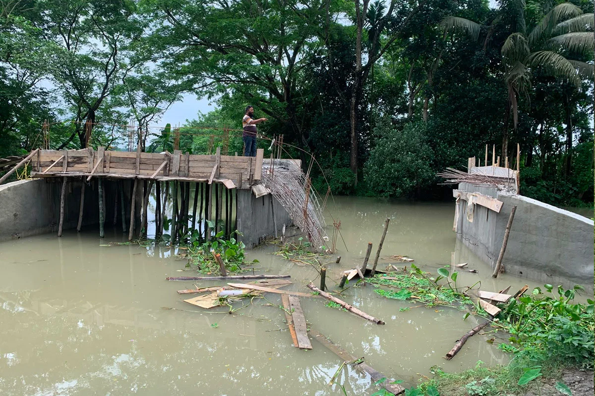 গৌরনদীতে ঢালাইয়ের পরপরই ধ্বসে পড়লো ব্রিজের পাটাতন