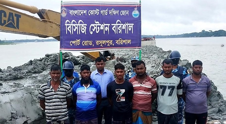 কীর্তনখোলা নদীতে অবৈধভাবে মাটি উত্তোলন আটক ৬