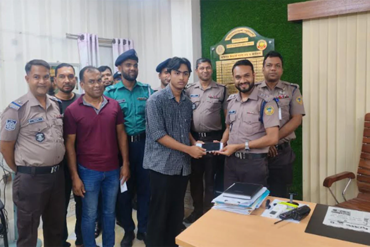 বরিশালে হারিয়ে যাওয়া ২০ মোবাইল উদ্ধার করলো পুলিশ