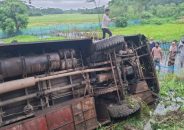 নলছিটিতে যাত্রীবাহী বাস খাদে পড়ে সুপারভাইজার নিহত