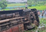 নলছিটিতে যাত্রীবাহী বাস খাদে পড়ে সুপারভাইজার নিহত