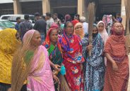 বরিশালে বিদায় বেলায় সাবেক জেলা প্রশাসক খায়রুলের বিরুদ্ধে ঝাড়ু মিছিল