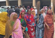 বরিশালে বিদায় বেলায় সাবেক জেলা প্রশাসক খায়রুলের বিরুদ্ধে ঝাড়ু মিছিল