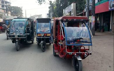 বাকেরগঞ্জে ইজিবাইক, অটোরিকশা, সিএনজি, থ্রি-হুইলার যানবাহনের ভাড়া বৃদ্ধিতে জনমনে ক্ষোভ