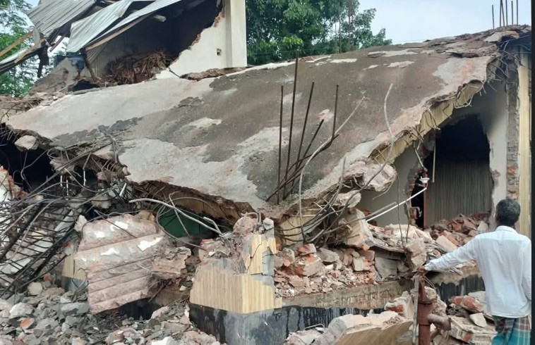 মির্জাগঞ্জে সাবেক ইউপি চেয়ারম্যানের বসতঘর গুড়িয়ে দিয়েছে দুর্বৃত্তরা