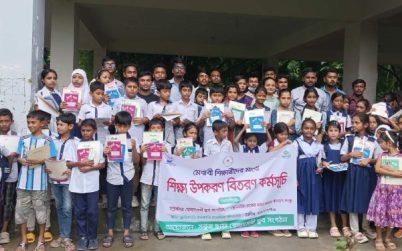 আমতলীতে স্বেচ্ছাসেবী সংগঠনের উদ্যোগে অর্ধশতাধিক শিক্ষার্থীর মাঝে শিক্ষা উপকরণ বিতরণ