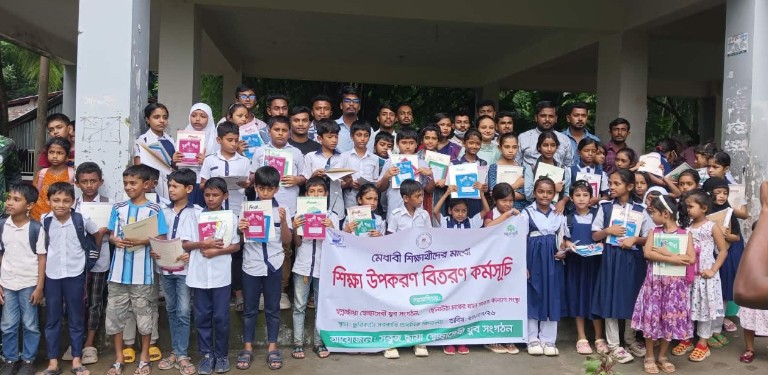আমতলীতে স্বেচ্ছাসেবী সংগঠনের উদ্যোগে অর্ধশতাধিক শিক্ষার্থীর মাঝে শিক্ষা উপকরণ বিতরণ
