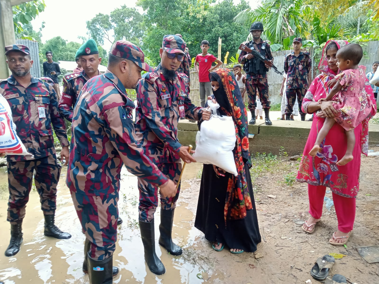 পানছড়িতে বন্যাদুর্গত পরিবারের পাশে বিজিবি