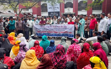 বকেয়া বেতনের দাবিতে বরিশালে অলিম্পিক সিমেন্টের শ্রমিকদের ডিসি কার্যালয়ে অবস্থান, স্মারকলিপি