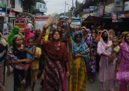 বিএম কলেজ ছাত্রদল নেতা‌দের বিরুদ্ধে ঝাড়ু মি‌ছিল