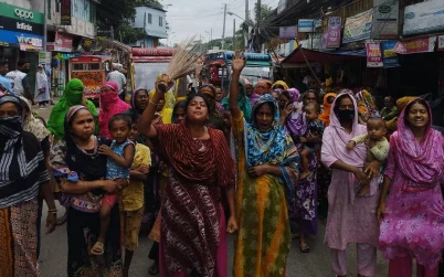 বিএম কলেজ ছাত্রদল নেতা‌দের বিরুদ্ধে ঝাড়ু মি‌ছিল