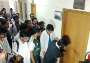 বরিশালে বিভাগীয় স্বাস্থ্য পরিচালক মনিরুজ্জামানের নিয়োগ বাতিলের দাবিতে কার্যালয়ে তালা