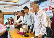 কলাপাড়ায় গৃহহীন এবং দরিদ্র মেধাবী শিক্ষার্থীদের মাঝে আর্থিক সহায়তার চেক বিতরণ