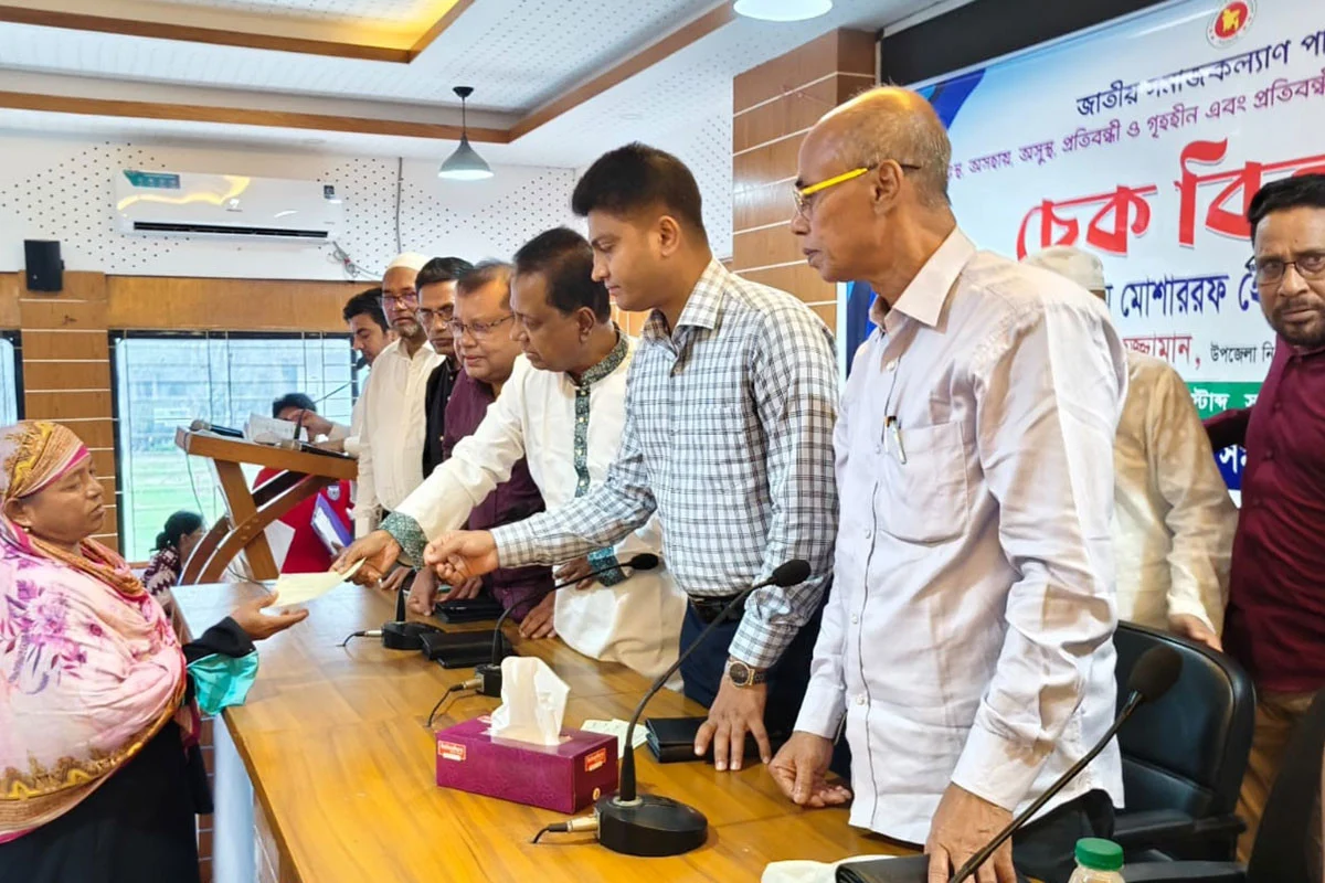কলাপাড়ায় গৃহহীন এবং দরিদ্র মেধাবী শিক্ষার্থীদের মাঝে আর্থিক সহায়তার চেক বিতরণ