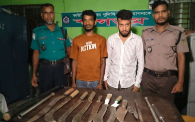 বরিশালে দেশীয় অস্ত্রসহ কিশোর গ্যাংয়ের ২ সদস্য আটক