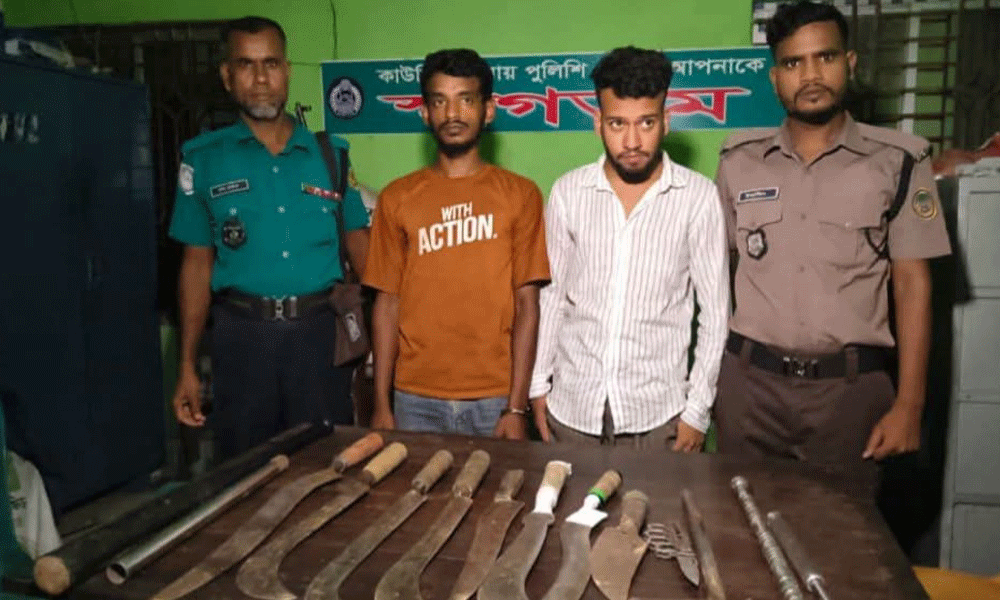 বরিশালে দেশীয় অস্ত্রসহ কিশোর গ্যাংয়ের ২ সদস্য আটক
