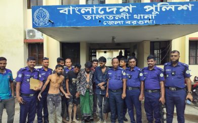 তালতলীতে অস্ত্র ও গুলিসহ আটক ৫