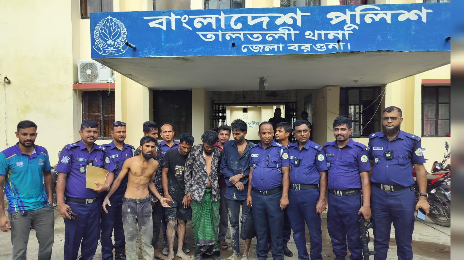 তালতলীতে অস্ত্র ও গুলিসহ আটক ৫
