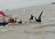 কুয়াকাটায় ঝড়ের কবলে ট্রলারডুবি, ১০ জেলে উদ্ধার