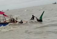 কুয়াকাটায় ঝড়ের কবলে ট্রলারডুবি, ১০ জেলে উদ্ধার