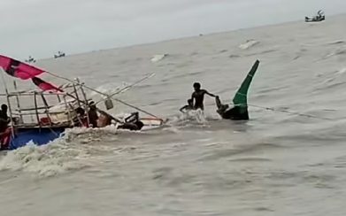 কুয়াকাটায় ঝড়ের কবলে ট্রলারডুবি, ১০ জেলে উদ্ধার