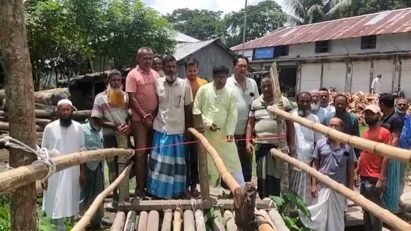 বরগুনায় ফিতা কেটে বিএনপি নেতার সাঁকো উদ্বোধন