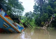 রাজাপুরে বালুবাহী জাহাজের ধাক্কায় সেতু ভেঙে খালে, যোগাযোগ বন্ধ