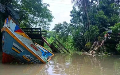রাজাপুরে বালুবাহী জাহাজের ধাক্কায় সেতু ভেঙে খালে, যোগাযোগ বন্ধ