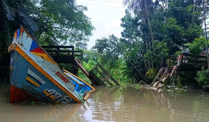 রাজাপুরে বালুবাহী জাহাজের ধাক্কায় সেতু ভেঙে খালে, যোগাযোগ বন্ধ