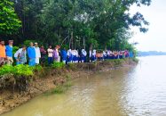 বাবুগঞ্জে নদীভাঙনের হুমকিতে বিদ্যালয়, রক্ষার দাবিতে মানববন্ধন
