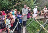 উজিরপুরে সাঁকো নির্মাণ: জনদুর্ভোগ কমাতে অর্থায়ন ও উদ্যোগে বিএনপি নেতা শহিদুল ইসলাম