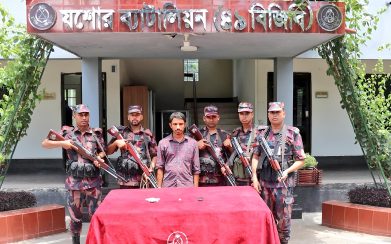 যশোরে ২৫ লাখ টাকার সোনার বারসহ যুবক আটক