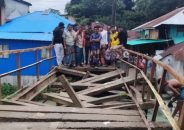 বাকেরগঞ্জে বাল্কহেডের ধাক্কায় ধসে পড়লো সেতু, দুর্ভোগে হাজারো মানুষ