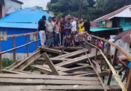 বাকেরগঞ্জে বাল্কহেডের ধাক্কায় ধসে পড়লো সেতু, দুর্ভোগে হাজারো মানুষ