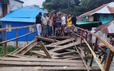 বাকেরগঞ্জে বাল্কহেডের ধাক্কায় ধসে পড়লো সেতু, দুর্ভোগে হাজারো মানুষ