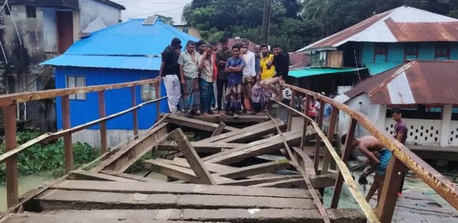 বাকেরগঞ্জে বাল্কহেডের ধাক্কায় ধসে পড়লো সেতু, দুর্ভোগে হাজারো মানুষ